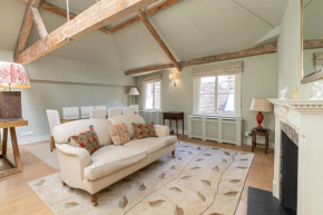 Elegant 2-bed flat near Buckingham Palace, South West London
